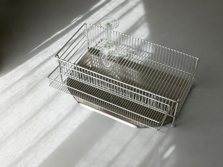 la baseの18-8ステンレス製水切りかご3点セットがキッチンカウンターに配置された様子。縦置きかご、ポケット、水切りトレーが揃っており、モダンなデザインが特徴です。