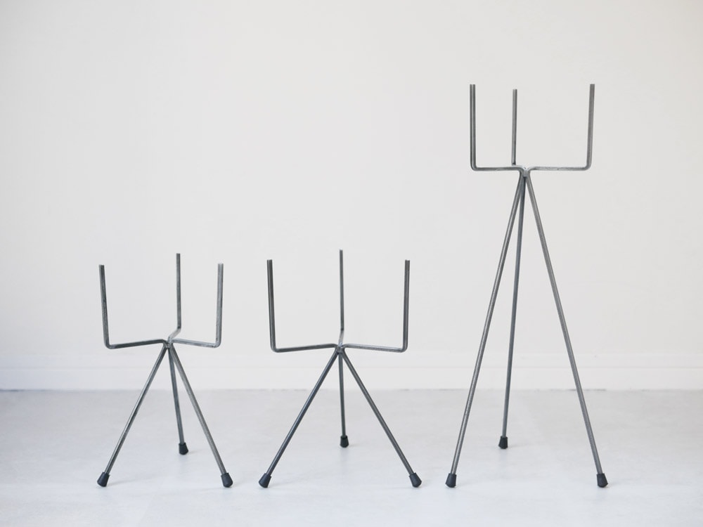 ポッシュリビングのアイアン製トライポッドスタンド