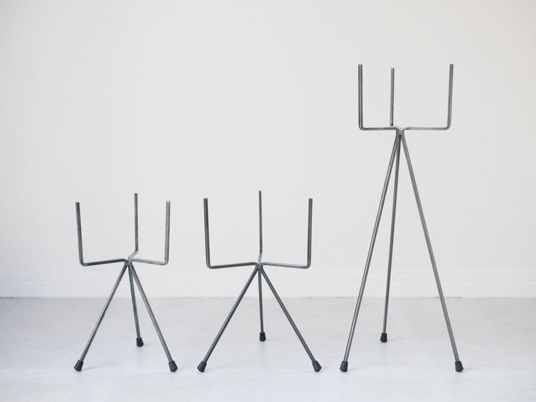 ポッシュリビングのアイアン製トライポッドスタンド