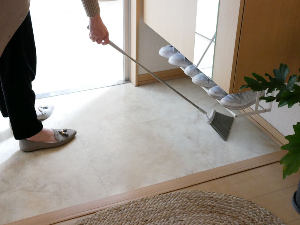 タワーブランドの浮かせる伸縮シューズラック