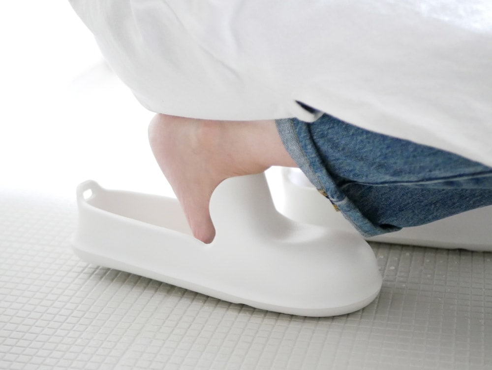 マーナブランドのお風呂スリッパ、プラスチック製で足首を支えるデザイン