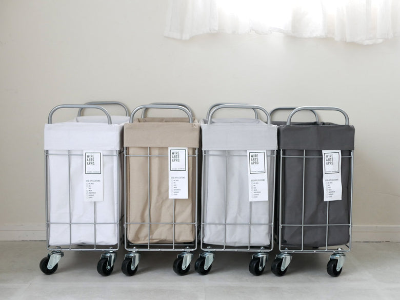 BRIDのWIRE ARTS&PROランドリーストレージ28L。スチールワイヤーフレームとポリエステル中袋を備え、ゴムキャスター付きの洗濯物収納ボックス