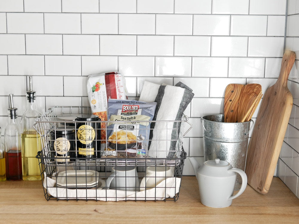 POSH LIVINGスタッキングバスケットが並ぶキッチン収納