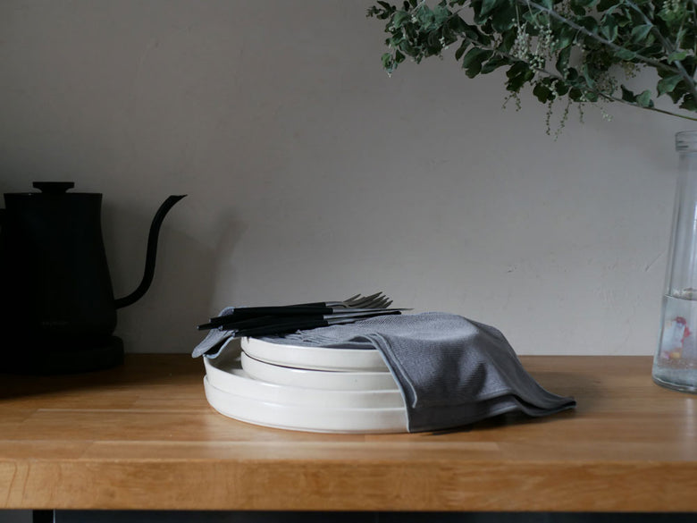 バーディサプライのポリエステル製キッチンタオルがセラミック食器とともにキッチンに配置されている様子