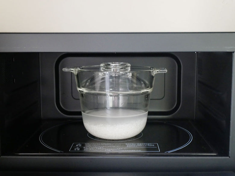 HARIOの耐熱ガラス製一膳屋、電子レンジ対応で容量0.5～1合用の白色ボウル