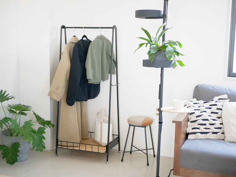 ビーワイケージのスチールと木製ハンガー