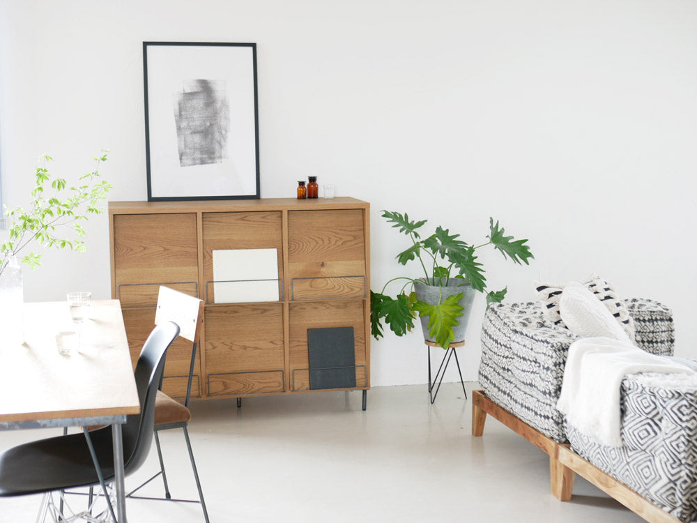 オークとアイアン製のアデペシュレコードラック