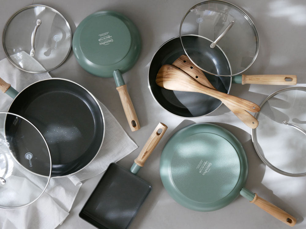 GREEN PANのメイフラワーシリーズの複数サイズフライパンとステンレス製ガラス蓋が美しく並べられた静物写真