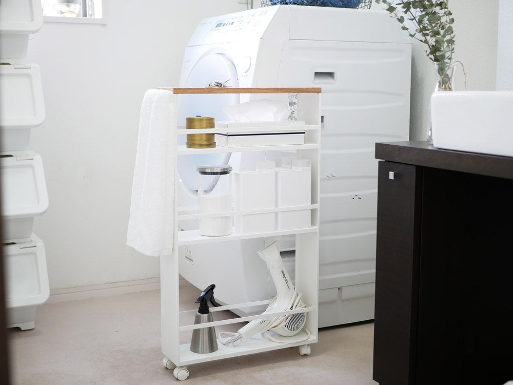 YAMAZAKI（tower)のハンドル付きスリムワゴン。スチールと天然木を使用したキャスター付き3段収納キャビネット。