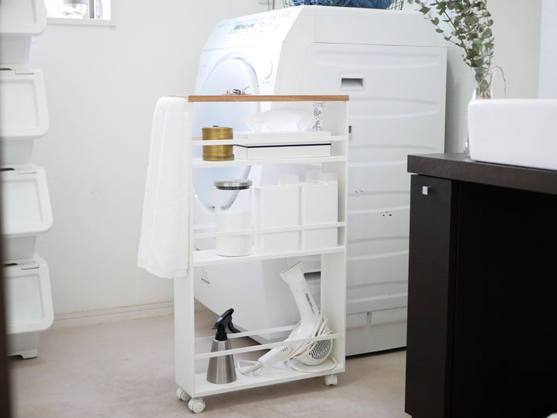 YAMAZAKI（tower)のハンドル付きスリムワゴン。スチールと天然木を使用したキャスター付き3段収納キャビネット。