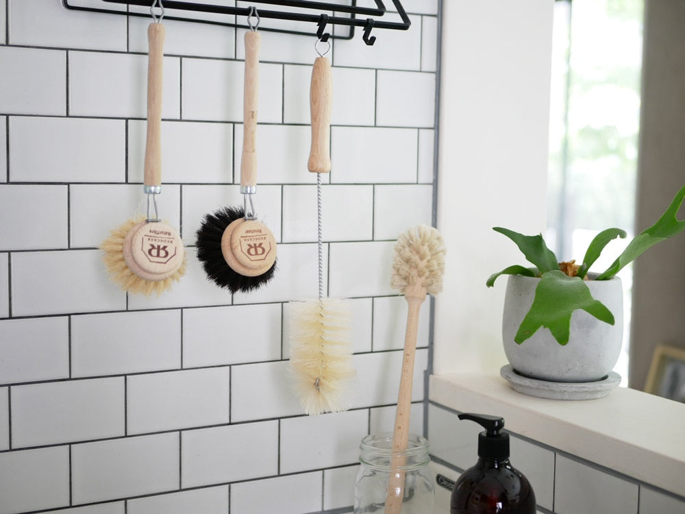 ドイツ製REDECKERウォッシングブラシがキッチン棚に掛かっています