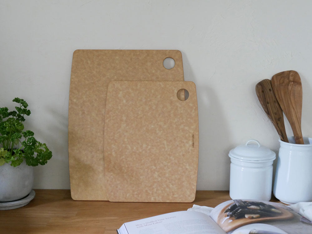 エピキュリアン製アメリカ産セルロース繊維カッティングボード。キッチンで食材を切るための耐熱176℃の器具で、サイズS（20×15cm）、M（29×22.7cm）、L（36.7×28.3cm）があり、食洗機対応。