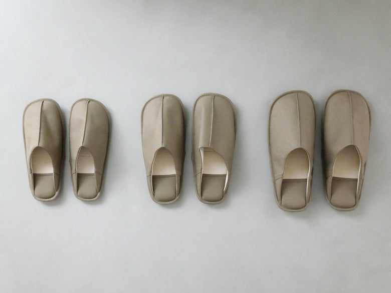 サラサデザインのウォッシャブルスリッパ。麻素材の甲部とポリウレタン底材を使用した室内用の快適な履き心地のスリッパ。サイズはS、M、Lが展開されています。