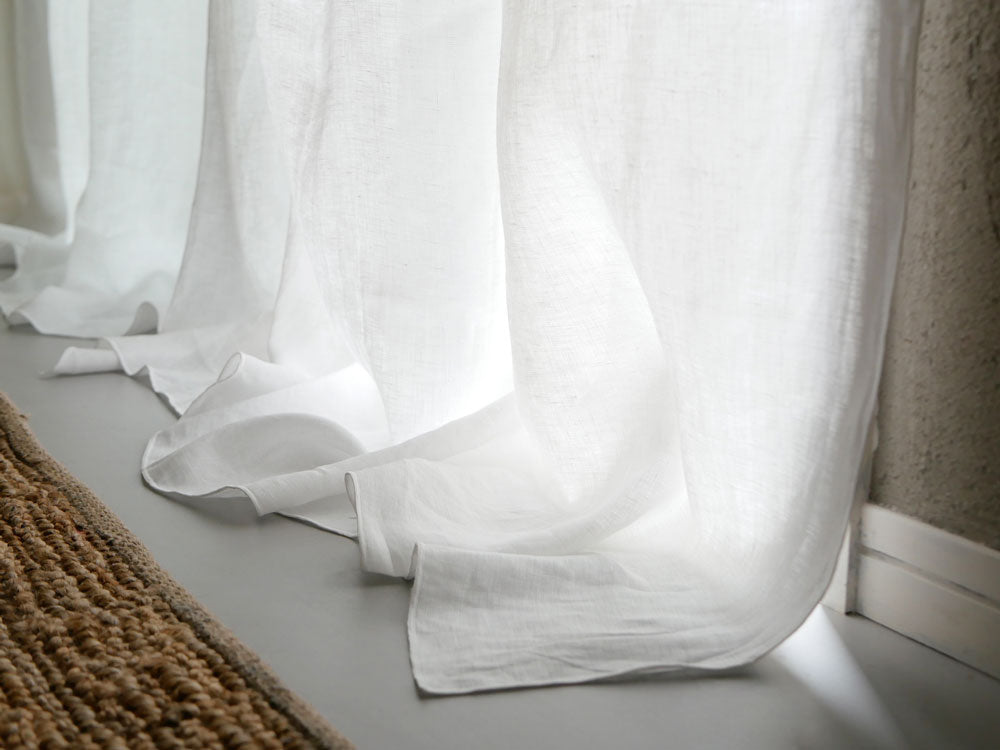 natsusobikuブランドのリネン100％クリップ留めカーテン1枚が窓に掛けられた自然な風合いの画像