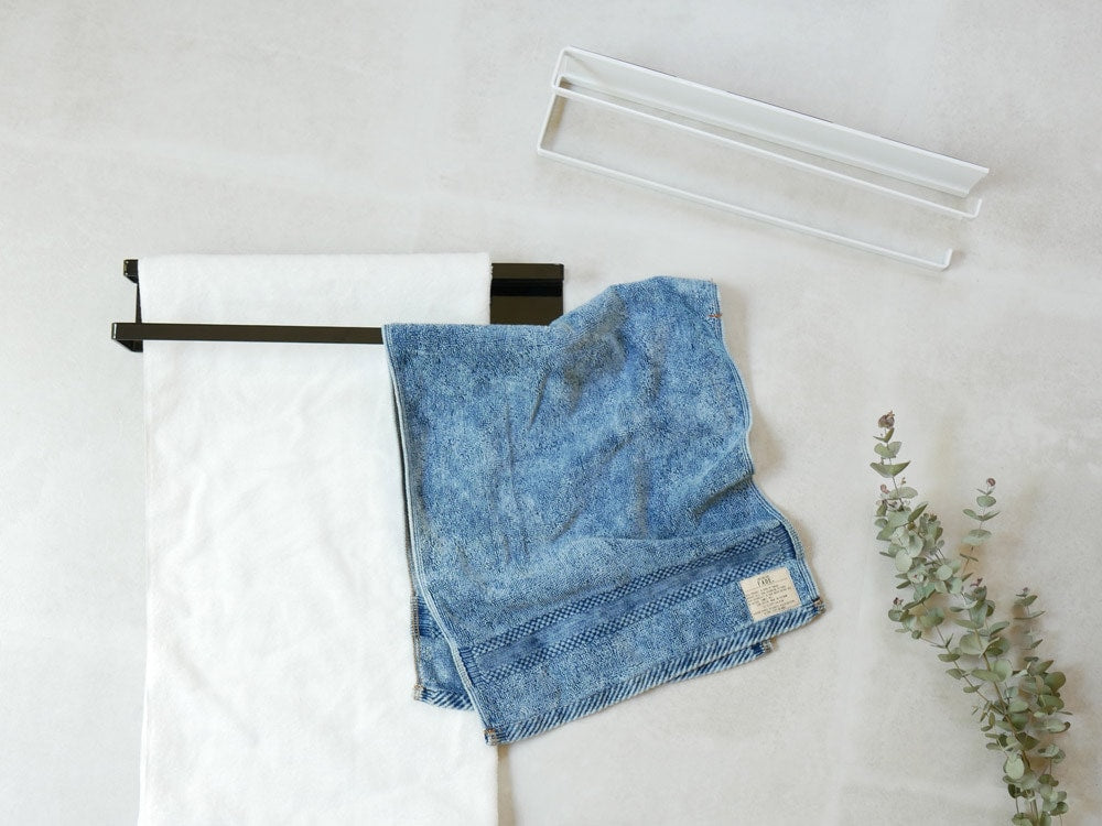 タワー製洗濯機横用マグネットタオルハンガー2段。銀色のスチール製で、コットンやリネンタオルを掛ける実用的なデザイン。