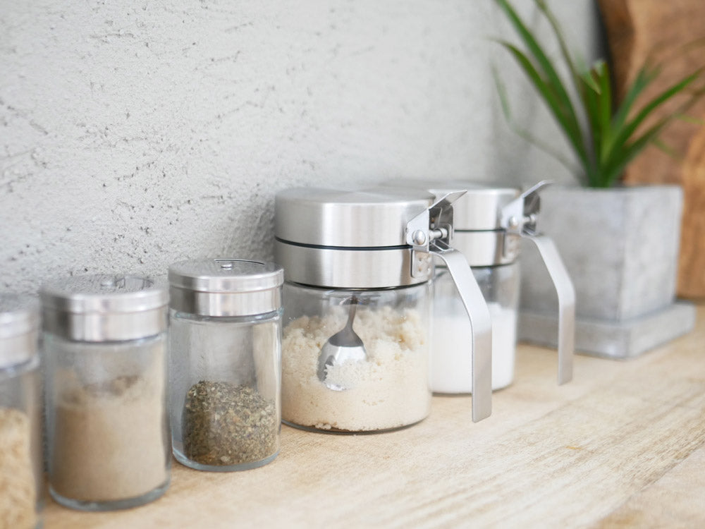 DULTONのホウケイ酸ガラススパイスジャーとステンレススプーン