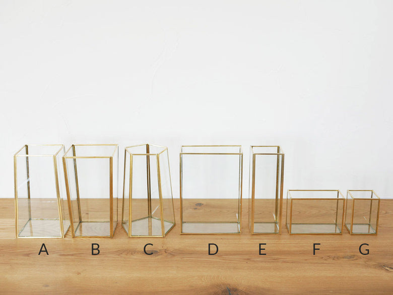 ポッシュリビング製ウェーブデザインの真鍮とガラスのフレームフラワーベース