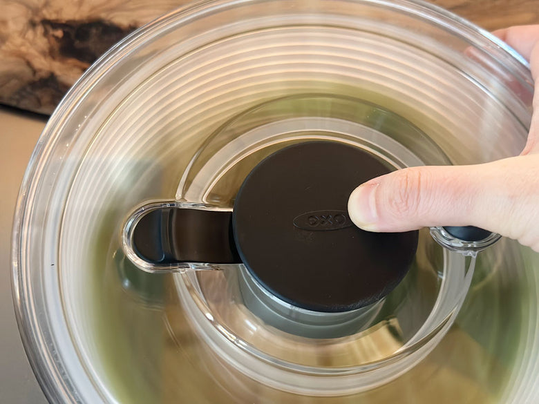 OXOオクソーのクリアサラダスピナー小型モデル。透明なボウルとステンレス製フタを備えたキッチン用サラダ用具