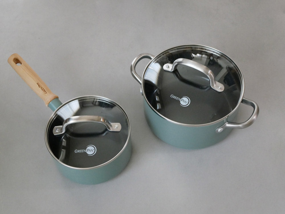 GREEN PANのメイフラワー ソースパン、セラミックコーティングのアルミ製でホワイトアッシュウッドハンドルとガラス蓋が付いている調理用鍋