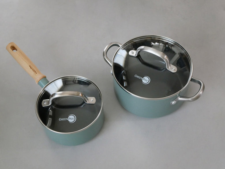 GREEN PANのメイフラワー ソースパン、セラミックコーティングのアルミ製でホワイトアッシュウッドハンドルとガラス蓋が付いている調理用鍋