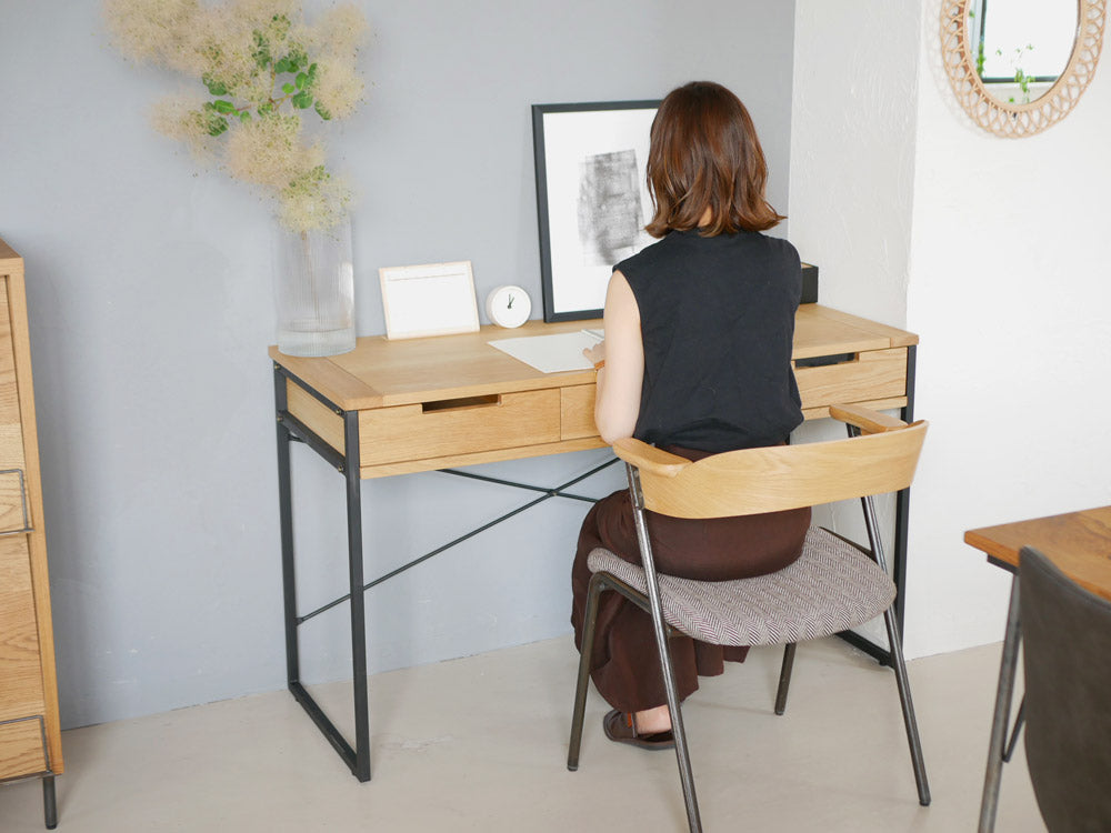 オーク無垢材と黒塗装スチールのスプレムデスク