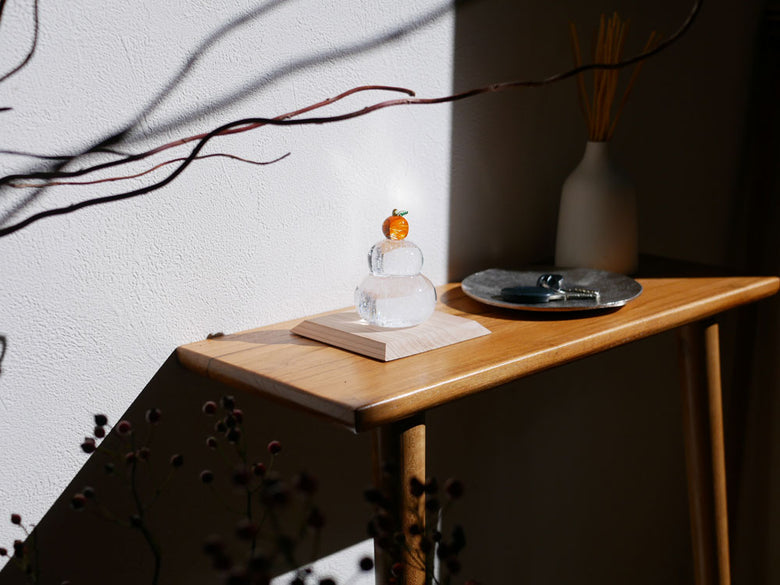 【硝子屋 PRATO PINO】の手作りガラス鏡もちが飾り台に載せられ、木箱とともに美しくセットされた商品画像