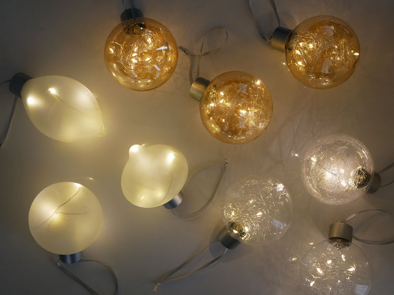 Horn Please MADEのガラスフロストLEDライトオーナメント3個。柔らかな光を放つ繊細なデザイン。