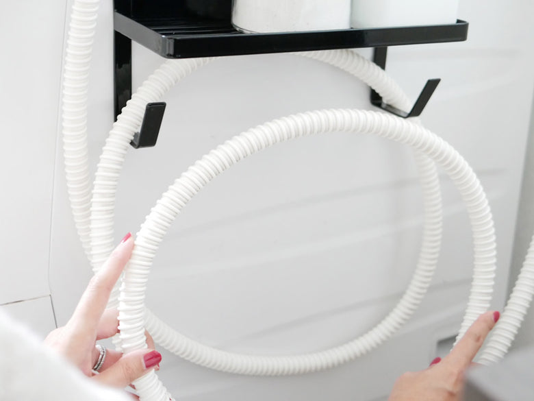 ホースホルダー付き洗濯機横マグネットラック