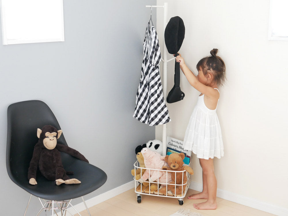 BY CAGEポールハンガーと木製カゴのデザイン