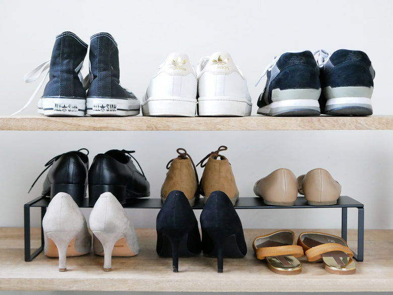 山崎ブランドの伸縮式スチールシューズラックが設置された下駄箱内部の画像。幅34～60cmに調整可能で、棚板が複数段備えられています。