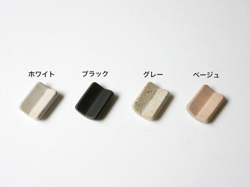 sarasa design×イブキクラフトの白色陶器製箸置きがテーブルに配置されている様子