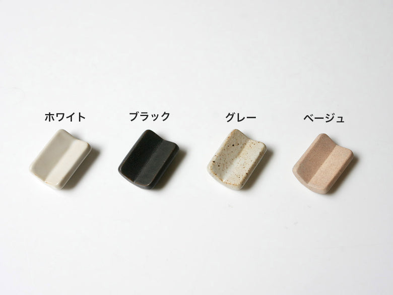 sarasa design×イブキクラフトの白色陶器製箸置きがテーブルに配置されている様子