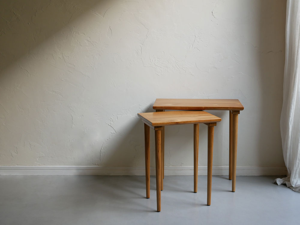 Comore Sunの天然チークネストテーブル