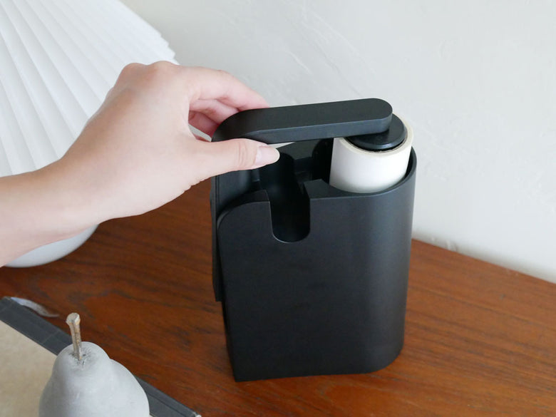 サラサデザインのB2Cカーペットクリーナー本体。幅135mm、奥行70mm、高さ180mmのコンパクトなデザインで、ABS樹脂とスチール製。替えロールが装着可能な構造。