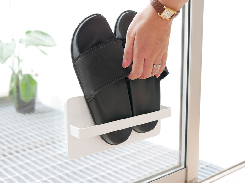 ベランダに取り付けられたツーウェイスリッパラック