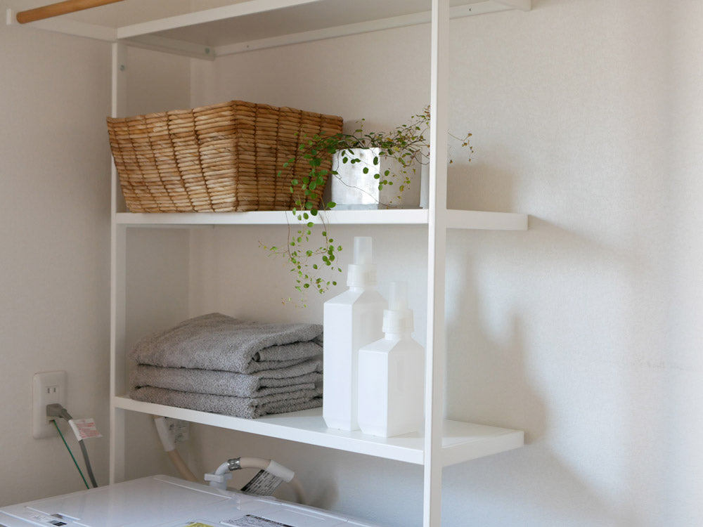 サラサデザインのB2Cランドリーボトル。PP製のキャップと注ぎ口を持つHDPE本体で、700mlと1000mlの容量があります。