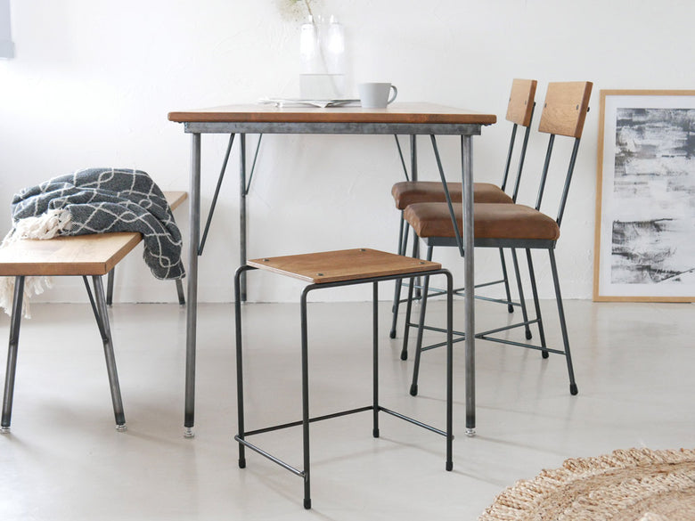 スチールフレームとアッシュ天板のアデペシュスクールスツール