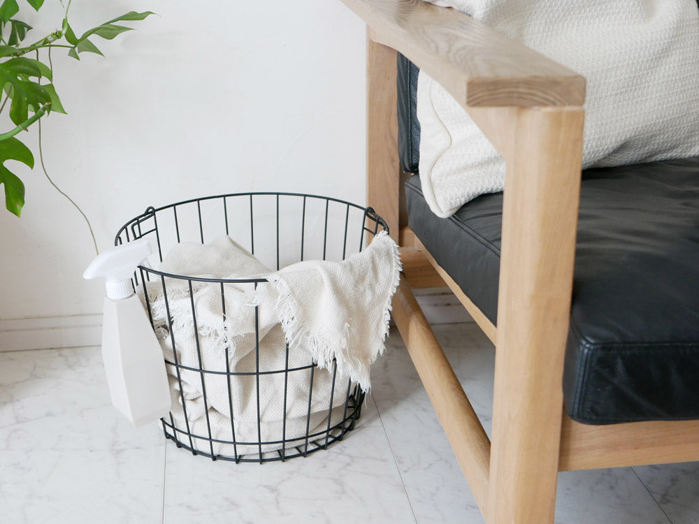 サラサデザインのb2c 2wayスプレーボトル360°がウィッカー製の収納バスケットとナチュラルなクッションと共に配置された画像