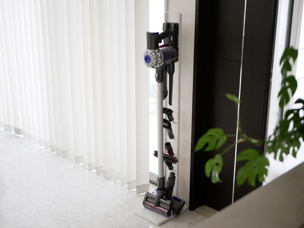 高さ127cmのtower製ダイソン用コードレスクリーナースタンド、スチール製で壁掛けブラケット付き