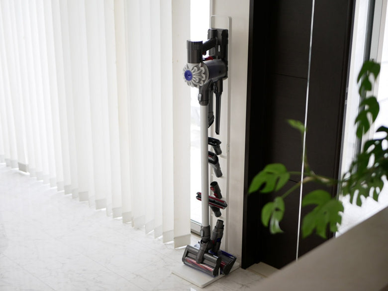 高さ127cmのtower製ダイソン用コードレスクリーナースタンド、スチール製で壁掛けブラケット付き