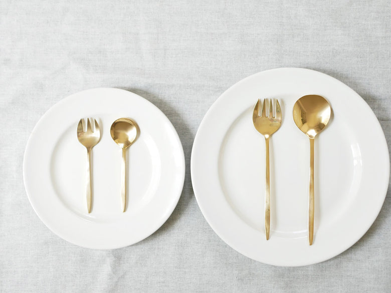 ホーンプリーズ製の真鍮製BRASSスムースカトラリーセット。デザートスプーン、デザートフォーク、ディナースプーン、ディナーフォークが並んでいる