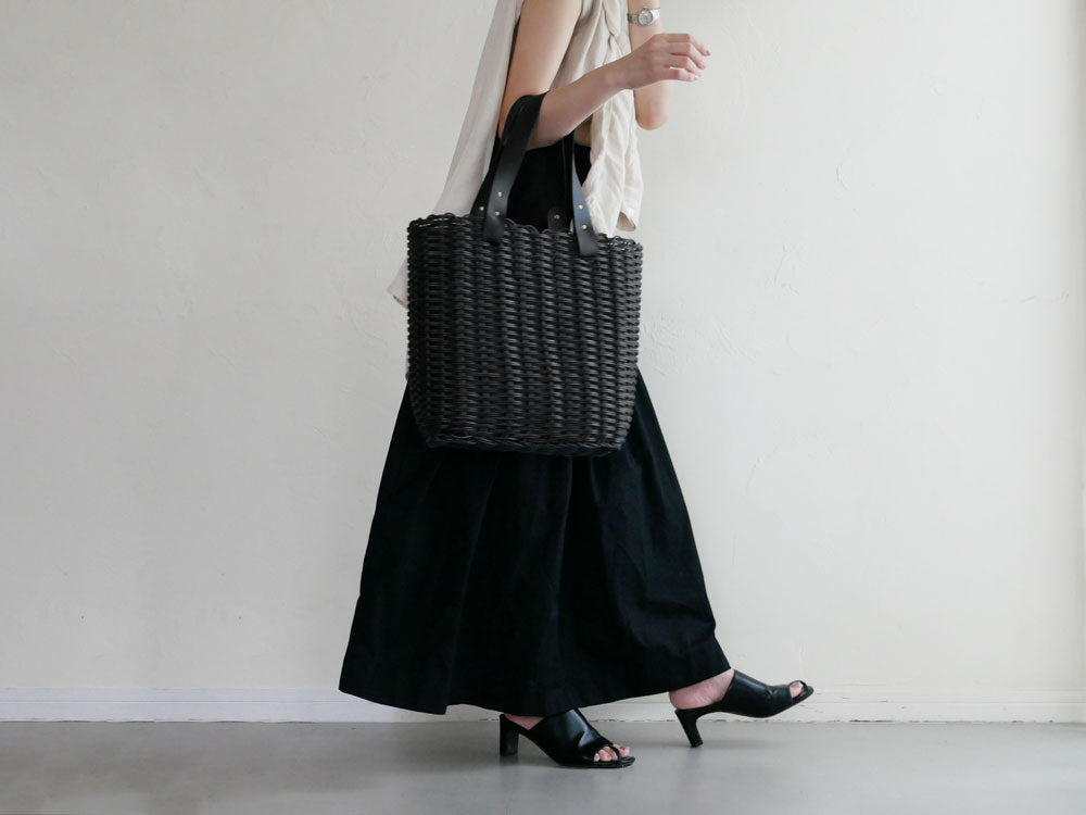 サラサデザインのメルカドバッグ、PP素材製の横長（W45xH25xD17cm）と縦長（W28xH30xD16cm）サイズが並んだ製品写真