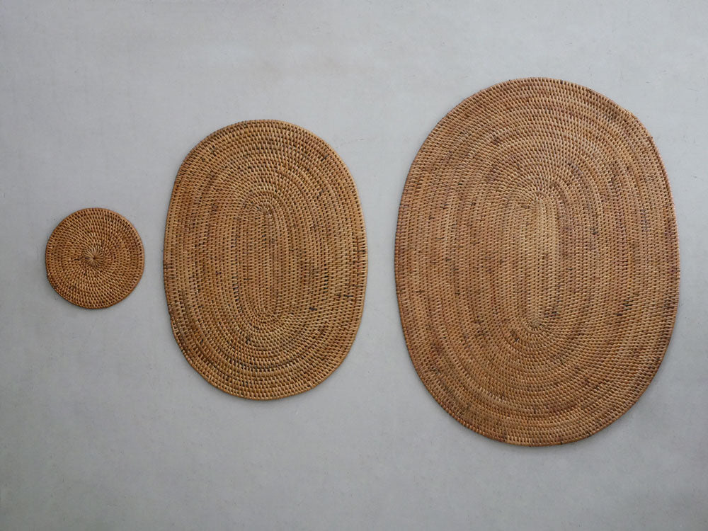 サラサデザインのインドネシア製アタ素材によるプレイスマット、トレイ、バスケット、コースターが並べられたセットの写真
