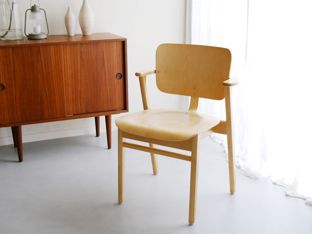 アルテックのフィンランド製ドムスチェア、バーチ材のステイン仕上げを施したエレガントなモダンデザインの椅子