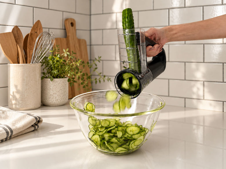 野菜もかき氷も簡単サクッとこれ１台 「どこでもハンディ電動スライサー」