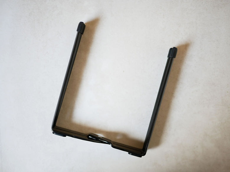 YAMAZAKI製の銀色タワー型ポリ袋エコホルダー、スチール本体とシリコンキャップが特徴のオフィス用品