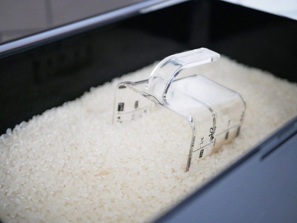 towerタワーの銀色プラスチック製密閉シンク下米びつと付属の計量カップ