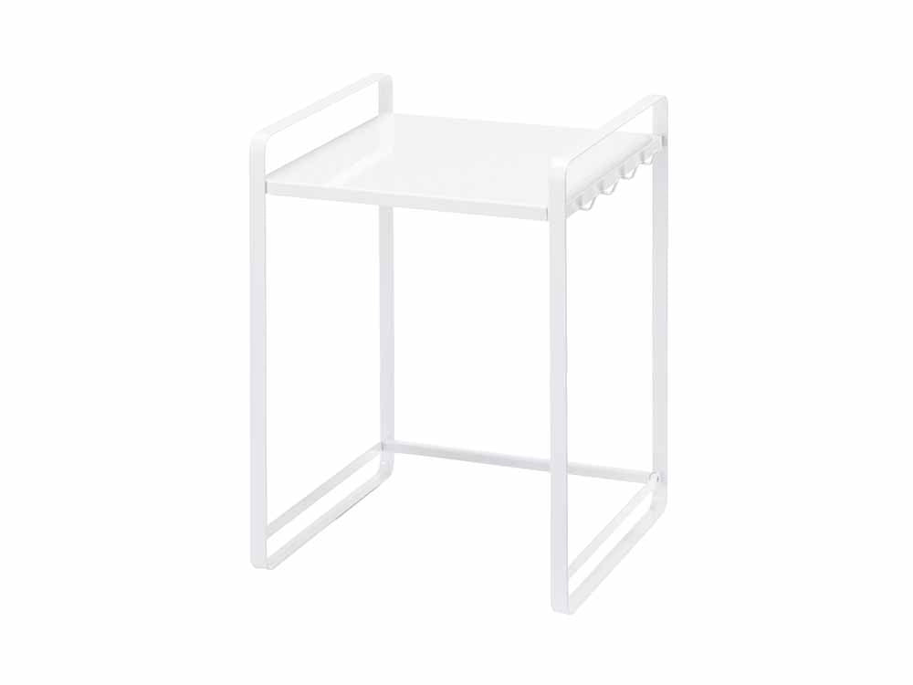 YAMAZAKI/toscaの伸縮レンジラック。エンドテーブルに設置可能なスチール製で幅が47.5～75cmに調整できる家庭用品