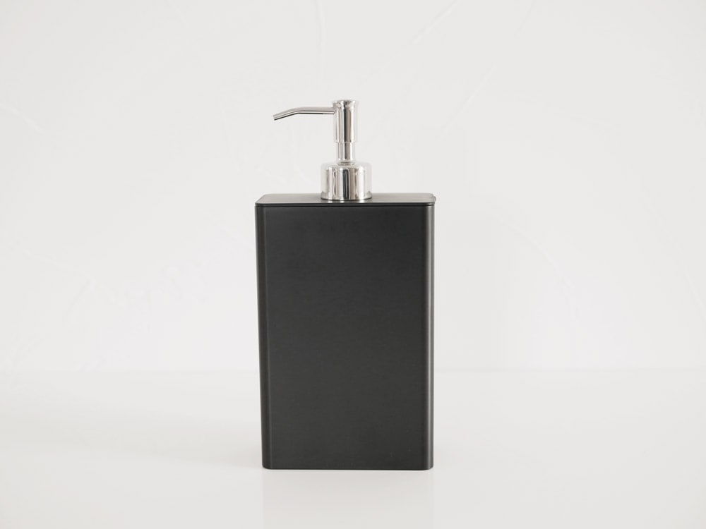 洗面台上のタワー型ソープディスペンサー