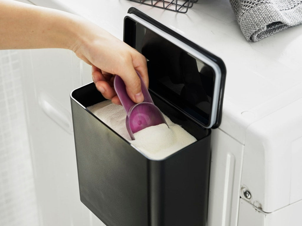 Yamazakiのタワーマグネット洗剤ボールストッカーを壁に設置